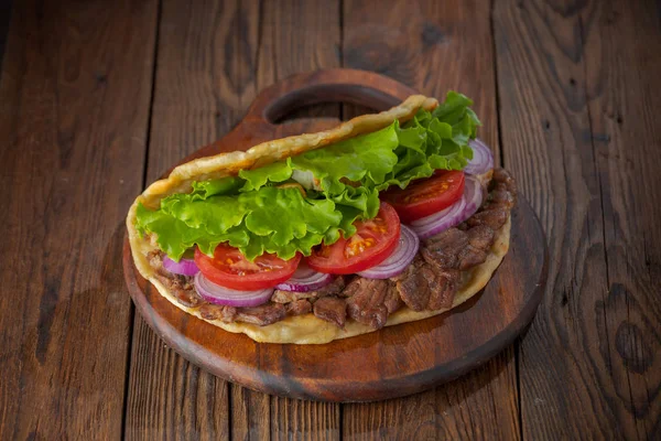 Delicious Fresh Homemade Gyro Sandwich Roasted Meat Tomato Onion Lettuce — Stock Photo, Image