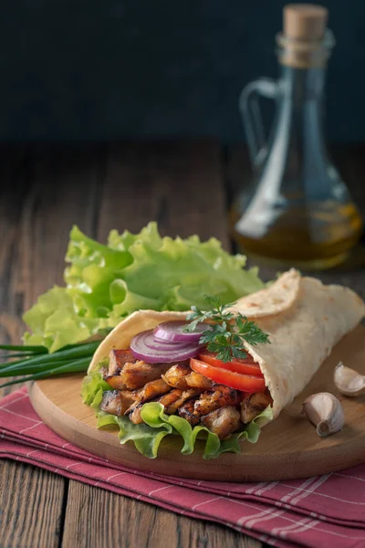 Hausgemachte Hühnershawarma Auf Schneidebrett Mit Schüssel Mit Frischem Salat Auf — Stockfoto