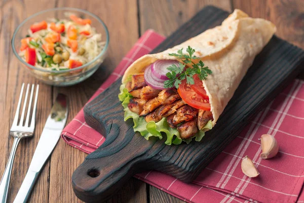 Homemade Shawarma Grilled Meat Salad Bowl Rustic Table — Stock Photo, Image