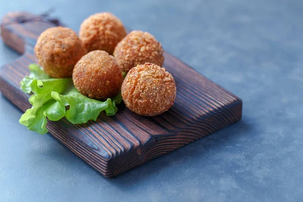 Masa üzerinde ahşap tahta üzerinde kızarmış falafel topları