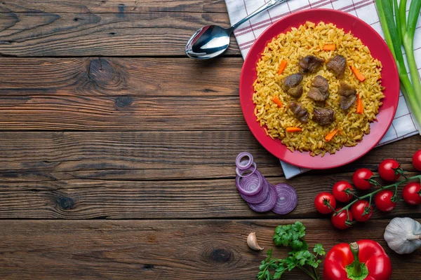 Assiette Plat Pilaf Maison Avec Viande Légumes Avec Espace Copie — Photo