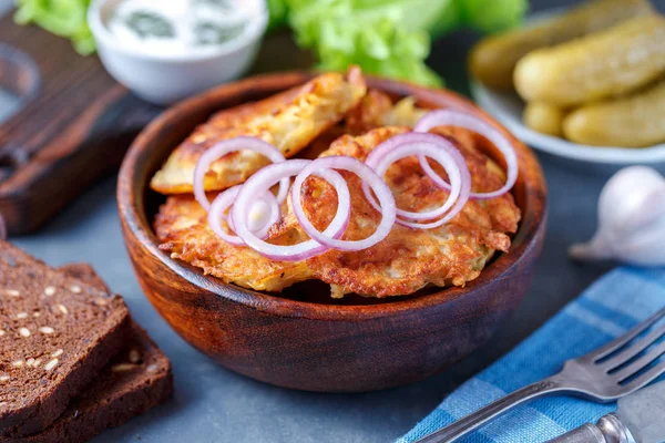 Patates pancakes yemek kase sebze ve sos ile