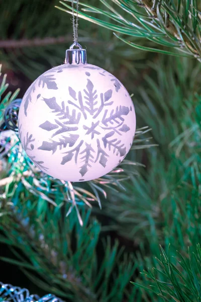 White Ball Christmas Ornament Snowflake Pattern Fir Tree Branch — Stock Photo, Image