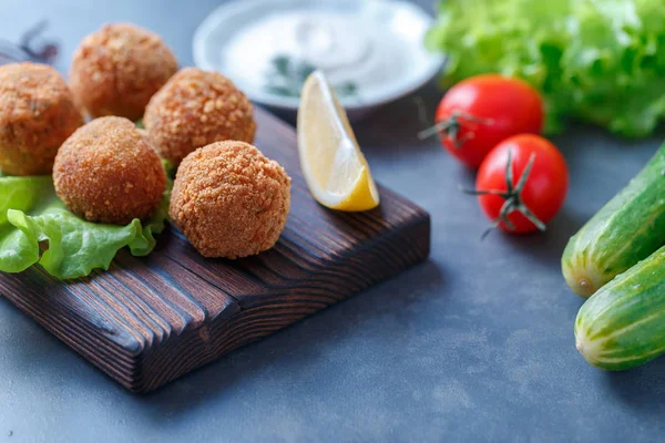 Sebze Ile Masa Üzerinde Ahşap Tahta Üzerinde Kızarmış Falafel Topları — Stok fotoğraf