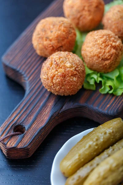 Bolas Falafel Fritas Sobre Tabla Madera Sobre Mesa —  Fotos de Stock