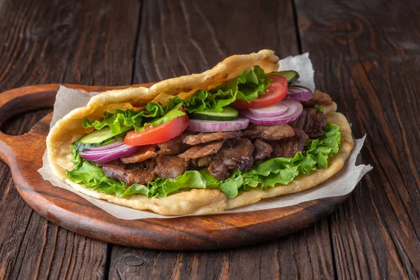 木板上有牛肉和蔬菜的新鲜玉米饼三明治 — 图库照片