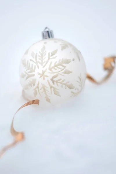 Witte Bal Kerst Ornament Met Sneeuwvlok Patroon Witte Sneeuw Achtergrond — Stockfoto