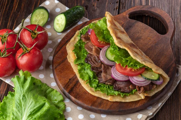 Sandwich Świeże Tortilla Mięsem Warzywami Płycie Ręcznikiem Groszki — Zdjęcie stockowe