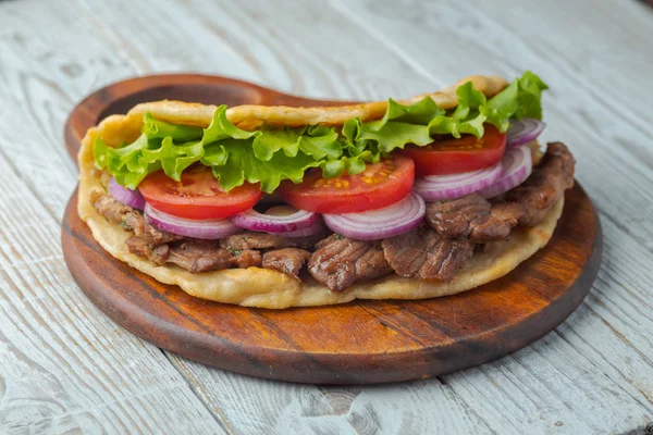 Sandwich Świeże Domowe Pita Pieczonego Mięsa Pomidorów Cebuli Sałata Desce — Zdjęcie stockowe