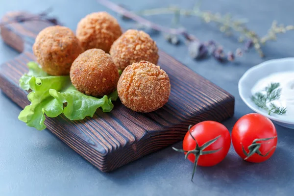 Sebze ile masa üzerinde ahşap tahta üzerinde kızarmış falafel topları