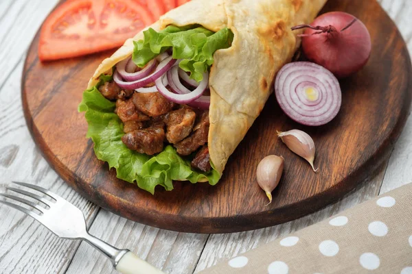 まな板の上の野菜や肉のグリルと自家製 Shawarma サンドイッチ — ストック写真