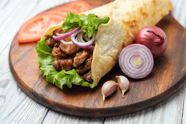 切菜板上的烤肉和蔬菜自制沙瓦马包装 — 图库照片