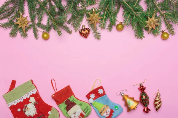 Vakantie Regeling Van Kerstmis Fir Takken Met Kousen Kerstballen Roze — Stockfoto