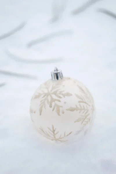 Witte Bal Kerst Ornament Met Sneeuwvlok Patroon Witte Sneeuw Achtergrond — Stockfoto