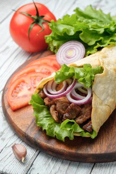 Hausgemachtes Shawarma Sandwich Mit Gegrilltem Fleisch Und Gemüse Auf Schneidebrett — Stockfoto