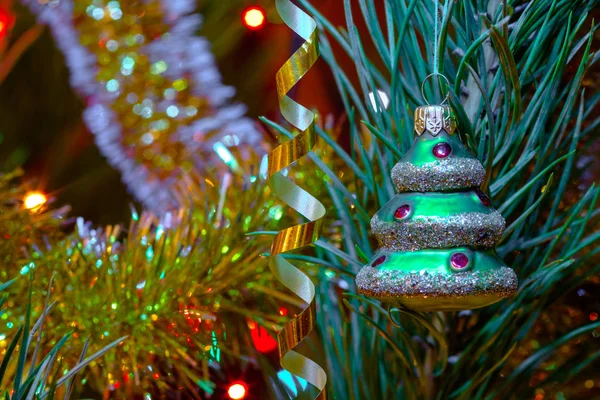 Bombka Kształcie Drzewa Wisząca Świątecznym Jodełku Świątecznych Światwach Bokeh Tło — Zdjęcie stockowe