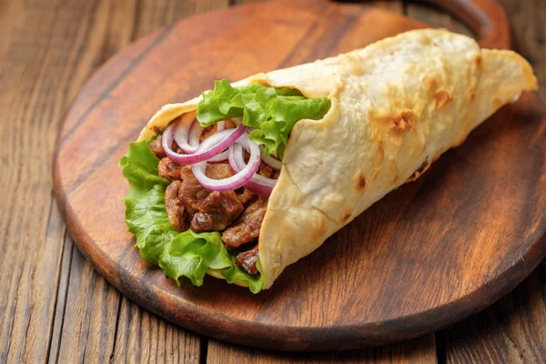 Sandwich Shawarma Maison Avec Viande Légumes Grillés Sur Planche Découper — Photo