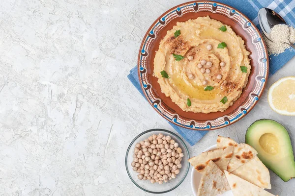 Plato Hummus Tradicional Plato Sobre Mesa Con Garbanzos Verduras — Foto de Stock