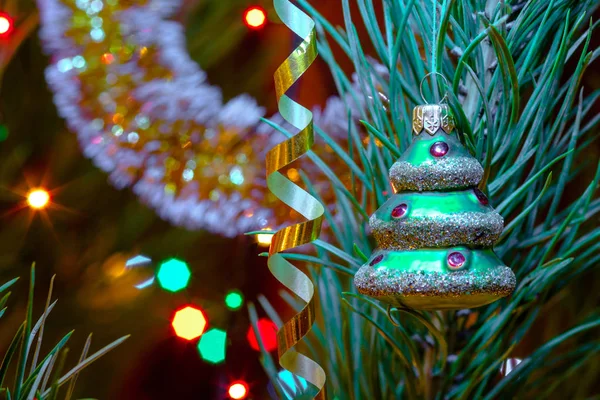 Bola Forma Árbol Colgando Abeto Festivo Las Luces Navidad Fondo —  Fotos de Stock