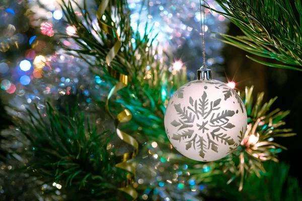 Adorno Navidad Bola Blanca Con Patrón Copo Nieve Rama Abeto — Foto de Stock