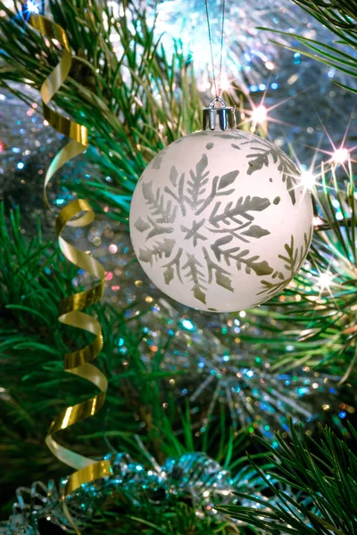 Bola Branca Ornamento Natal Com Padrão Floco Neve Ramo Abeto — Fotografia de Stock