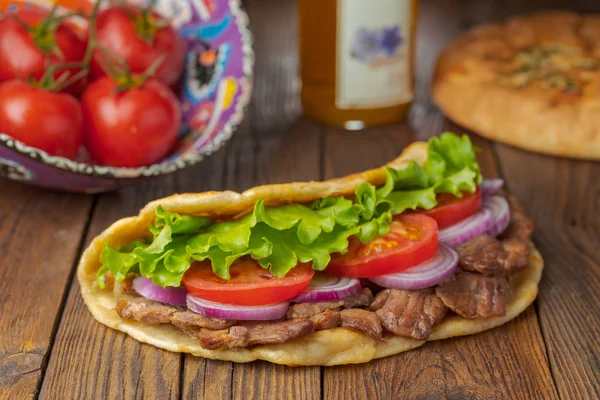 Heerlijke Verse Zelfgemaakte Pita Sandwich Met Geroosterde Vlees Tomaten Sla — Stockfoto