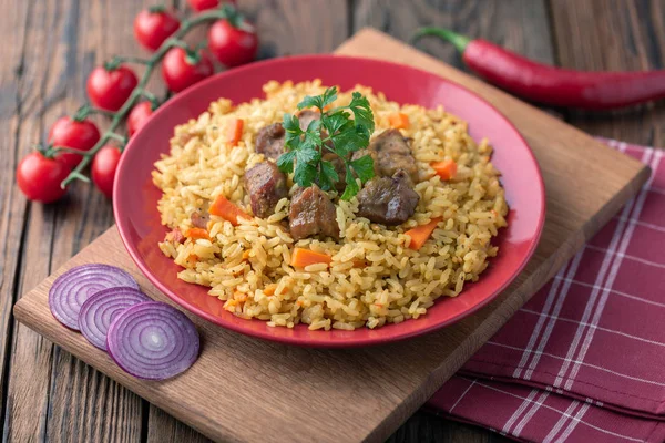 Teller Mit Hausgemachtem Pilaf Gericht Mit Fleisch Und Gemüse Auf — Stockfoto