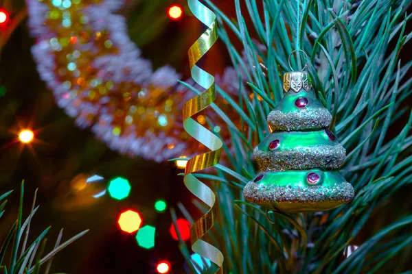 Bola Forma Árbol Colgando Abeto Festivo Las Luces Navidad Fondo — Foto de Stock