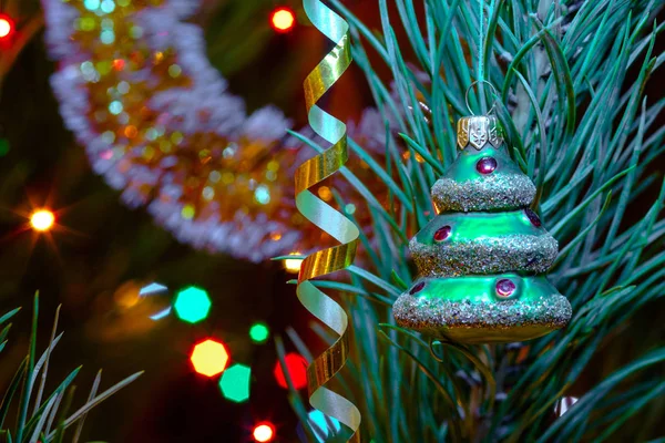 Bola Forma Árbol Colgando Abeto Festivo Las Luces Navidad Fondo —  Fotos de Stock