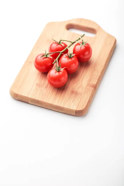 Tomates Cherry Maduros Sobre Tabla Madera Aislada Blanco — Foto de Stock