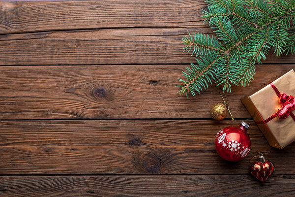 Праздничная рама елки с подарками и украшениями на деревянном фоне
