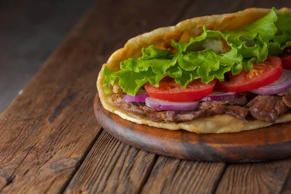 Läckra Färsk Hemlagad Gyro Smörgås Med Stekt Kött Tomat Lök — Stockfoto