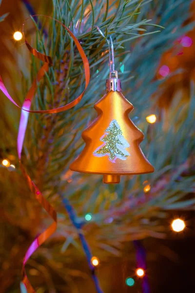 Adorno Navidad Forma Árbol Oro Sobre Fondo Abeto Festivo —  Fotos de Stock