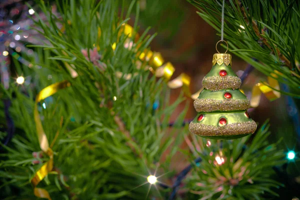 크리스마스 배경에 전나무 나무에 매달려 모양의 Bauble — 스톡 사진