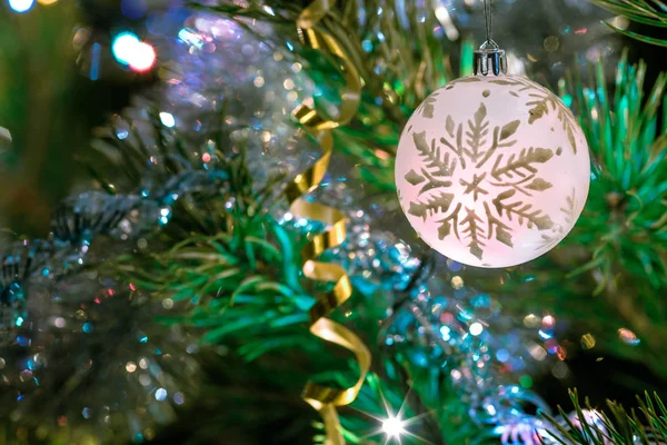 White Ball Christmas Ornament Snowflake Pattern Fir Tree Branch ストックフォト