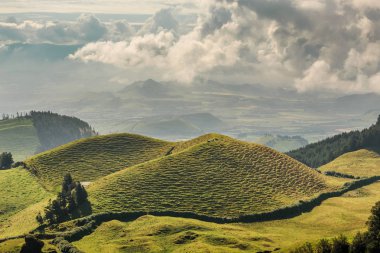 Azores, Portekiz, Avrupa'da tarım arazilerinin tepeleri ve çayırları