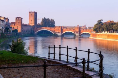 Verona, İtalya, Avrupa'da Adige nehri üzerinde güzel antik köprü