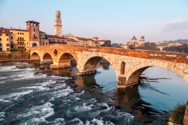 Verona, İtalya, Avrupa'da Adige nehri üzerinde güzel antik köprü