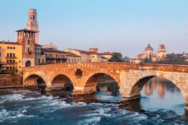 Verona, İtalya, Avrupa'da Adige nehri üzerinde güzel antik köprü