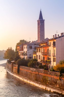 Verona, İtalya, Avrupa'da Adige nehir suyu tarafından güzel ortaçağ mimarisi