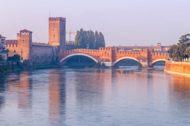 Verona, İtalya, Avrupa'da Adige nehri üzerinde güzel antik köprü