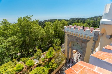 Sao Pedro de Penaferrim PenaPalace Pena Sarayı'ndan dağların ve ormanların havadan görünümü, Sintra, Portekiz Rivierası, Portekiz.