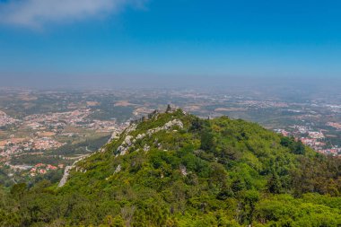 Sao Pedro de Penaferrim PenaPalace Pena Sarayı'ndan dağların ve ormanların havadan görünümü, Sintra, Portekiz Rivierası, Portekiz.