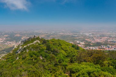 Sao Pedro de Penaferrim PenaPalace Pena Sarayı'ndan dağların ve ormanların havadan görünümü, Sintra, Portekiz Rivierası, Portekiz.