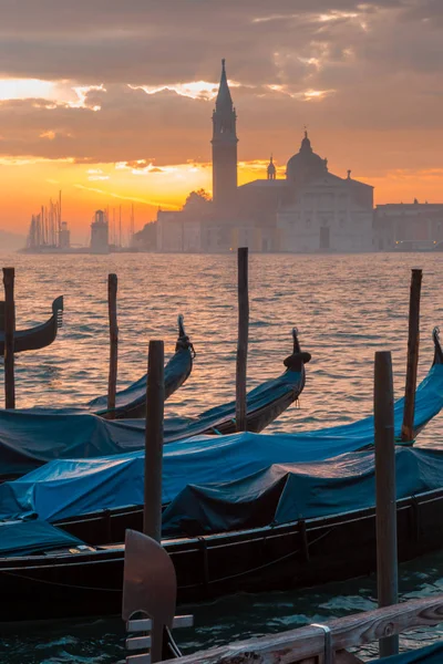 Cenário Barcos Gôndola Ancorados Veneza Pôr Sol Itália Europa — Fotografia de Stock