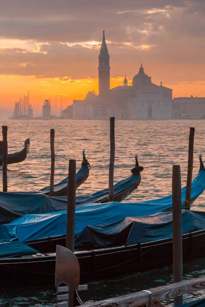 Cenário Barcos Gôndola Ancorados Veneza Pôr Sol Itália Europa — Fotografia de Stock