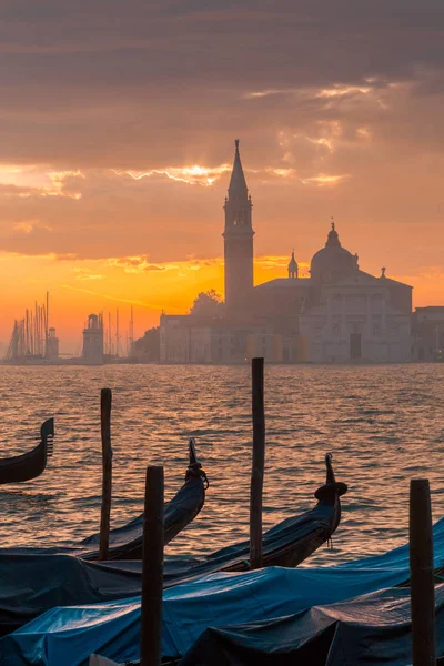 Cenário Barcos Gôndola Ancorados Veneza Pôr Sol Itália Europa — Fotografia de Stock