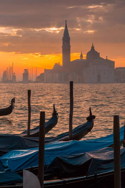 Cenário Barcos Gôndola Ancorados Veneza Pôr Sol Itália Europa — Fotografia de Stock