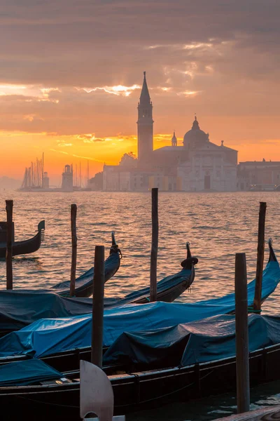 Cenário Barcos Gôndola Ancorados Veneza Pôr Sol Itália Europa — Fotografia de Stock