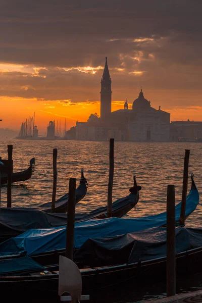 Cenário Barcos Gôndola Ancorados Veneza Pôr Sol Itália Europa — Fotografia de Stock